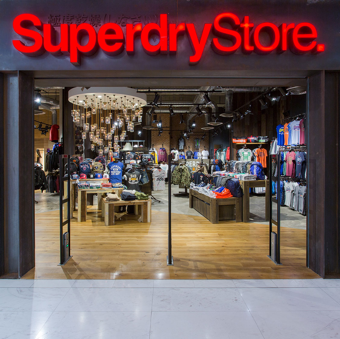 Superdry Store แบรนด์แฟชั่นผู้ชายสุดฮิต ที่ Emquartier